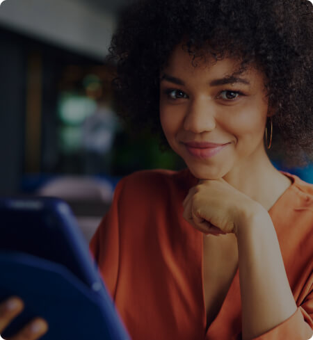 Serviços Claro Imobiliária Mulher utilizando um tablet