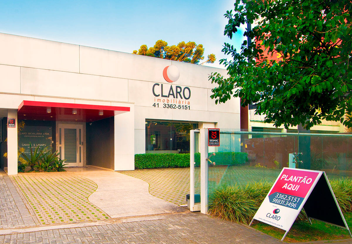 Contato Colagem de fotos, à esquerda imagem da fachada da Claro Imobiliária, e ao lado direto, homem de terno com os braços cruzados